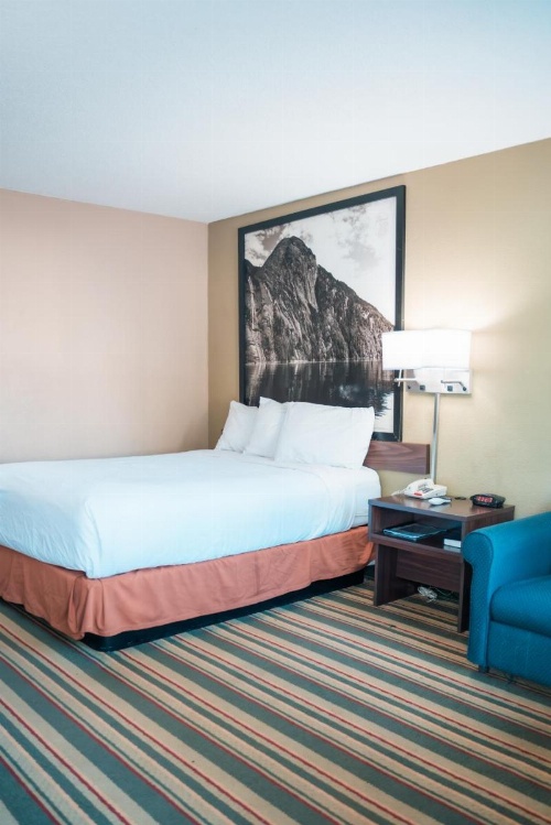 Super 8 by Wyndham Columbia SC / Ft. Jackson image 21